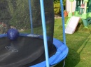 Plac zabaw z trampoliną