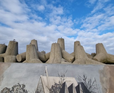 Mural przedstawiający charakterystyczny kości&oacute;ł we Władysławowie jako centrum lokalnej społeczności.
