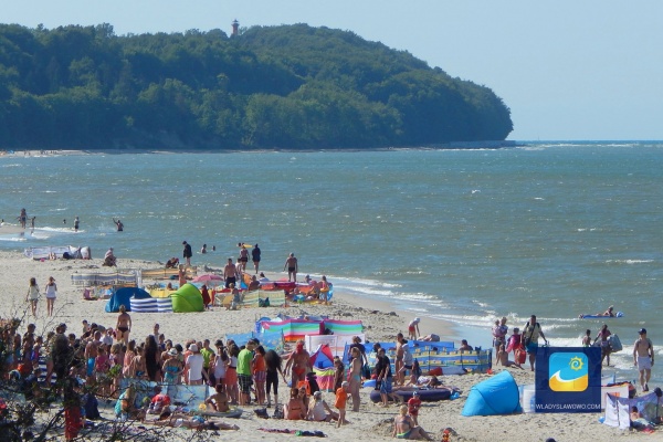 Plaża i morze w Chłapowie, które w latach 1973–2014 było częścią miasta Władysławowo.
