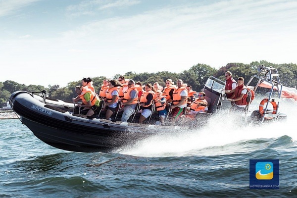 Trochę adrenaliny? Super pomysłem jest wyprawa szybką łodzią motorową.
