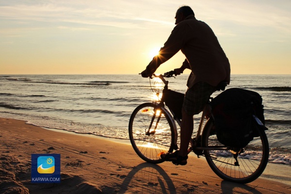Jadąc rowerem po plaży możemy podziwiać piękne zachody słońca.