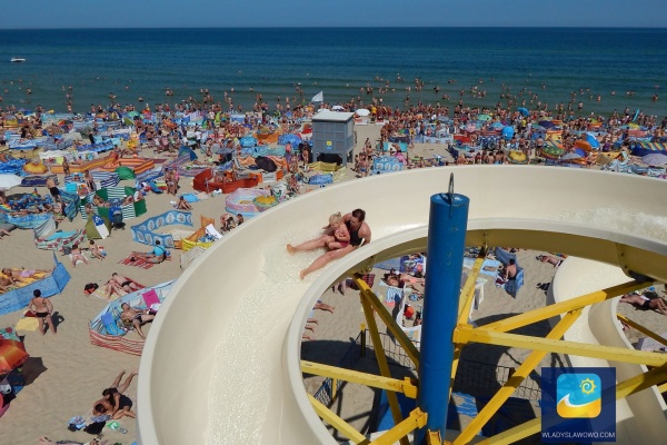 Zjeżdżalnia - jedna z największych atrakcji na plaży.