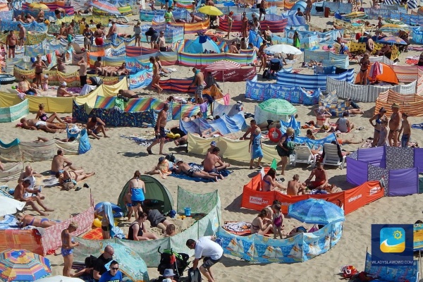 Turyści chętnie odwiedzają władysławowską plażę.