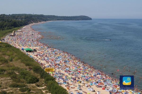 Widok z góry na plażę we Władysławowie.