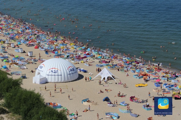 Na plaży znajduje się również coś dla miłośników sportu i ruchu - boisko do siatkówki plażowej.