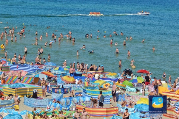 Plaża we Władysławowie, zaś na morzu popularny "banan".